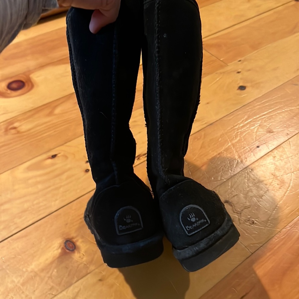 Bear paw tall Emma boot size 7. Great condition. Black.